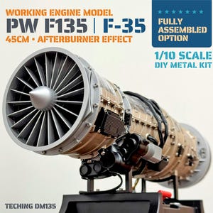 Op de afbeelding: Een 1/10 schaal metalen model van een PW F135 F-35 motor, 45 cm lang, met een werkend naverbrander-effect. De motor is volledig gemonteerd op een zwarte standaard. Tekst op de afbeelding: WORKING ENGINE MODEL, PW F135 | F-35, 45CM, AFTERBURNER EFFECT, FULLY ASSEMBLED OPTION, 1/10 SCALE, DIY METAL KIT, TECHING DM135.