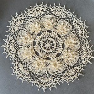 PATRÓN de crochet doily TYSHA en texto en inglés con gráfico.