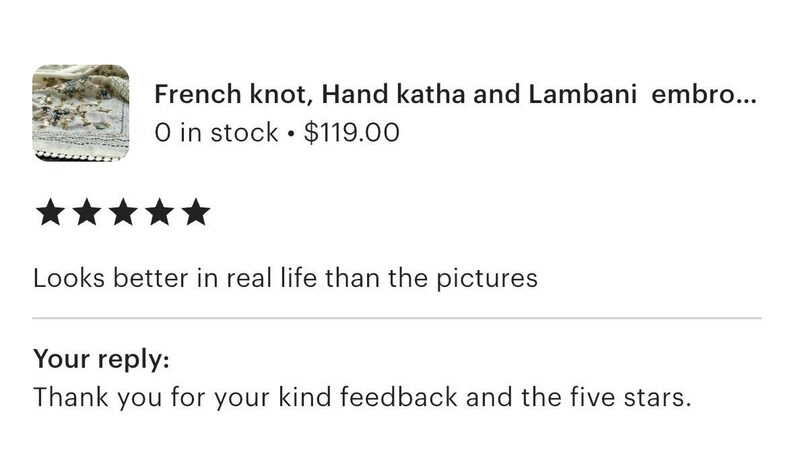 Pode incluir: Imagem de um an&uacute;ncio de produto com texto: "French knot, Hand katha and Lambani embro..." e uma classifica&ccedil;&atilde;o de 5 estrelas. O texto "Looks better in real life than the pictures" tamb&eacute;m &eacute; vis&iacute;vel. Uma resposta do cliente agradece o feedback.