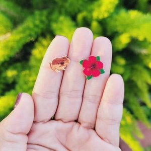 Coqui and Amapola stud earrings, hibiscus flower