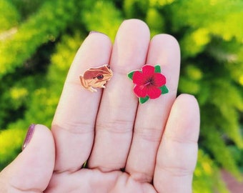 Coqui and Amapola stud earrings, hibiscus flower