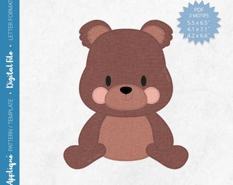 Puede incluir: Un patrón de aplique de oso de peluche marrón con mejillas rosadas y una nariz marrón. El patrón está diseñado para bordar y está disponible en tres tamaños: 5,5 x 6,5 pulgadas, 4,1 x 7,1 pulgadas y 4,2 x 6,6 pulgadas.