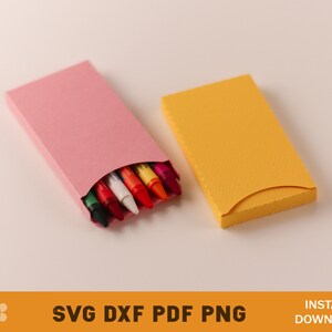 Peut inclure: Une bo&icirc;te en carton rose et jaune avec une d&eacute;coupe pour crayons. La bo&icirc;te est ouverte et les crayons sont visibles. Les crayons sont rouge, orange, jaune, vert, bleu, violet et blanc. La bo&icirc;te est &eacute;tiquet&eacute;e avec le texte "SVG DXF PDF PNG T&Eacute;L&Eacute;CHARGEMENT INSTANTAN&Eacute;".