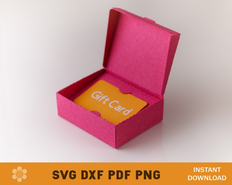 Puede incluir: Una caja de regalo rosa con una tarjeta de regalo amarilla en su interior. La tarjeta de regalo dice "Gift Card".