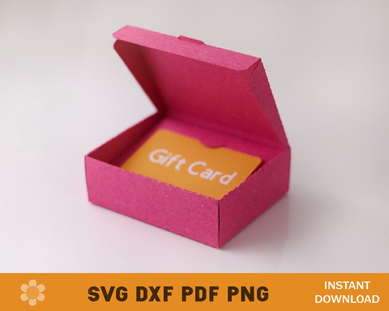 Puede incluir: Una caja de regalo rosa con una tarjeta de regalo amarilla en el interior que dice "Gift Card".