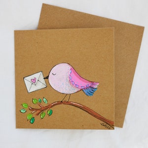 Cartão desenhado à mão, pássaro fofo com carta de amor. Desenho original, cartão de arte exclusivo, não é uma impressão. Marcadores de tinta em kraft.