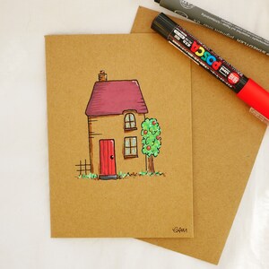 Tarjeta dibujada a mano, cabaña con manzano. Dibujo original, tarjeta artística única, no una impresión. Marcadores de pintura sobre papel kraft.