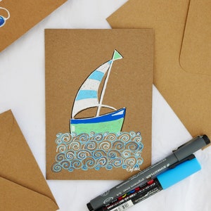 Handgezeichnete Karte, Segelboot auf See. Original Zeichnung, Doodle Stil, einzigartige Kunstkarte, kein Druck. Malmarkierer auf Kraft.