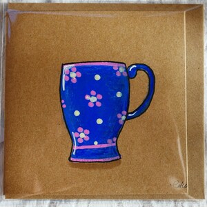 Tarjeta dibujada a mano, taza con flores azules, dibujo original, tarjeta artística única, no es una impresión. Marcadores de pintura sobre papel kraft.