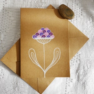 Tarjeta dibujada a mano - flor exótica en rosa, morado y blanco. Dibujo original, no una impresión.