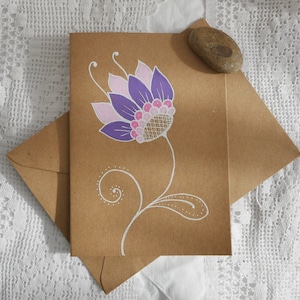 Tarjeta dibujada a mano - flor exótica en rosa y morado. Marcadores de pintura sobre cartulina kraft reciclada. Dibujo original, no una impresión.