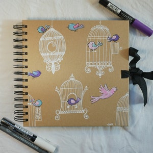 Album di ritagli con decorazioni disegnate a mano, graziosi uccelli e gabbie, disegni originali, unici.