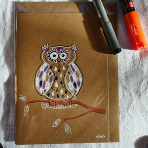 Tarjeta dibujada a mano, lindo búho en estilo garabato. Dibujo original, tarjeta artística única, no una impresión. Marcadores de pintura sobre papel kraft.
