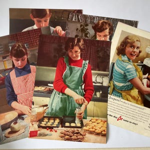 Enfants vintage cuisinant des images pour un journal indésirable, collage, embellissement, techniques mixtes, anniversaire