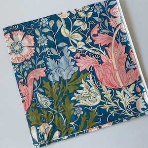 Servilleta de papel con diseño de William Morris con flores en azul y rosa para decoupage - Servilleta de 3 capas 33 x 33 cm Servilleta collage Revistas basura Scrapbooking