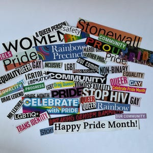 Puede incluir: Un collage de recortes de papel de colores con palabras y frases relacionadas con el orgullo LGBTQ+, incluyendo "Pride", "Stonewall", "LGBTQ+", "¡Feliz mes del orgullo!" y "Celebra el mes del orgullo".