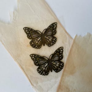 2 Schmetterlinge aus Metall - 5 cm breit - für Junk Journal, Scrapbooking, zur Kartenherstellung, für Tagebuch, Schreibwaren - nicht selbstklebend