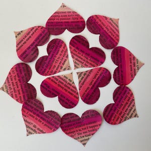 20 upcycled handgemachte Herzen aus Vintage-Liebesroman, rosa Tinte, Valentinstag und Liebesverzierung, Ephemera, Journal, Romantik