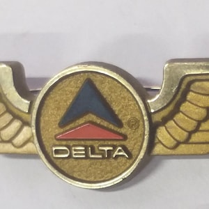 Delta Airlines Pilot Stewardess Vintage Plastic Pin badge Wings