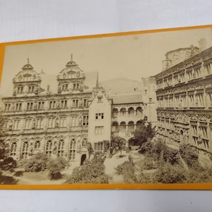 Heidelberg und Umgebung. Der Schlosshof. Heidelberg und Umgebung. Der Burghof. Sammlung Edm Verlag König in Heidelberg 1885.