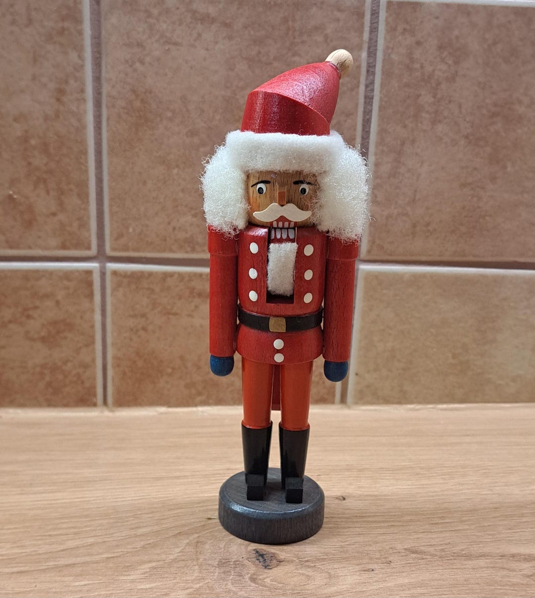 ドイツ製木製くるみ割り人形（18cm）クリスマスホリデーの兵士。新品