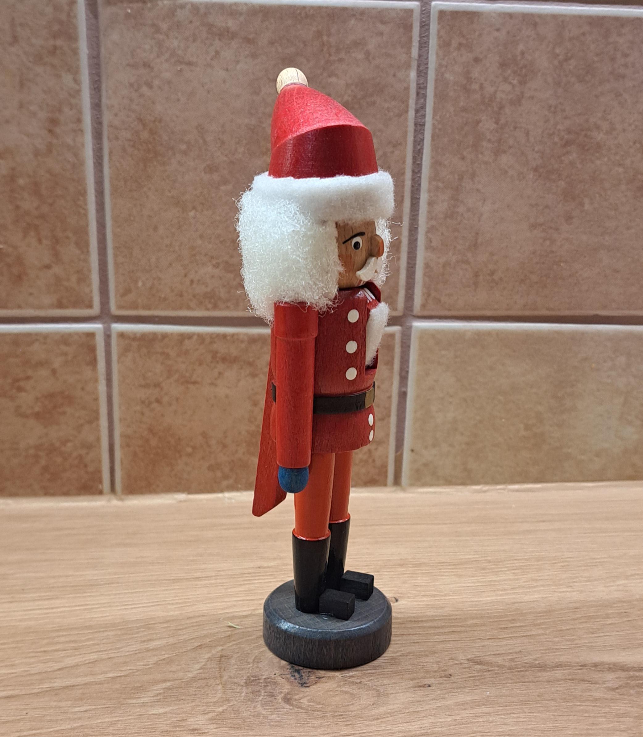 ドイツ製木製くるみ割り人形（18cm）クリスマスホリデーの兵士。新品