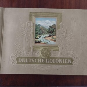 Álbum de tarjetas de cigarrillos Colonias alemanas, Deutsche Kolonien 1936. Cigarrillos Bilderdienst Dresde. Completamente completo en su estuche de cartón original.