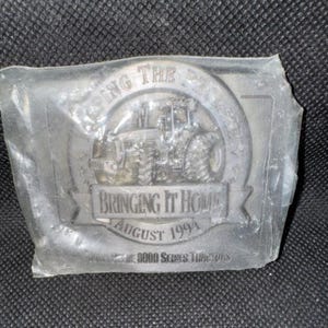 John Deere 8000 series tractor belt buckle 1994. Brand New & Sealed In Original Factory Plastic.