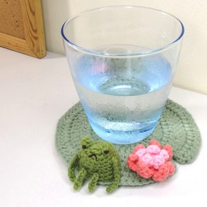 Sad frog on a lilypad coaster [CROCHET PATTERN]