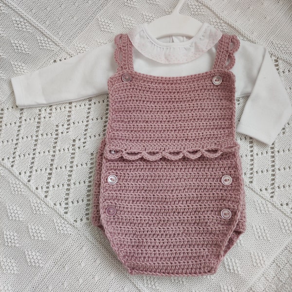 Patrón Ranita Enara para bebé talla 1 a 3 meses. Pelele a ganchillo. Teje paso a paso este patrón fácil de crochet. Patrón en español. pdf