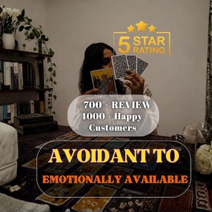 Puede incluir: Una configuración de lectura de tarot con un paño oscuro estampado cubierto de cartas. Los textos superpuestos incluyen 5 STAR RATING, 700 + REVIEW, 4000 + Happy Customers y AVOIDANT TO EMOTIONALLY AVAILABLE. Una persona sostiene tres cartas.