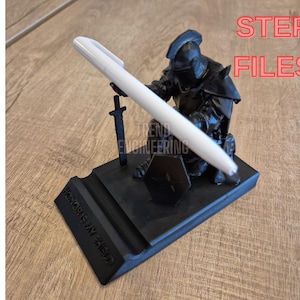 Puede incluir: Un portalápices negro impreso en 3D con una figura de caballero. El caballero está arrodillado, sosteniendo un bolígrafo blanco. La base del soporte tiene el texto "KNIGHTS IN 3D". La imagen también incluye el texto "STL STEP FILES".