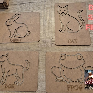 Könnte beinhalten: Vier Holzausschnitte von Tieren: ein Kaninchen, eine Katze, ein Hund und ein Frosch. Jedes Tier ist mit seinem Namen beschriftet. Die Worte "DXF SVG FILES" stehen oben rechts. Das Bild ist hellbraun.