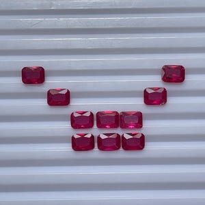 Lot de rubis rose vif et rouge, pierres précieuses taillées en princesse, idéales pour la création de bagues, boucles d'oreilles et bijoux.
