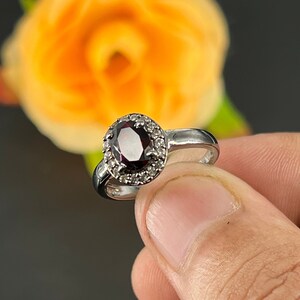 Granat Ring für Frauen, Halo Granat, Verlobungsring, Januar Birthstone Ring, Ring im Ovalschliff