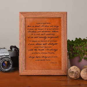 Gebed Korintiërs 13 gegraveerd, liefde is geduldig, liefde is vriendelijk, bord liefde faalt nooit, borden Korintiërs 13, Korintiërs 13:4-8, borden gangpad