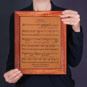 Regalo di anniversario in pelle incisa, spartiti musicali personalizzati, cornice in legno