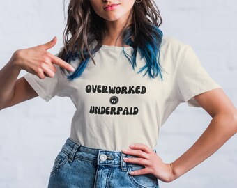 Überarbeitetes und unterbezahltes T-Shirt: Lustiges Geschenk für die Arbeit von zu Hause aus