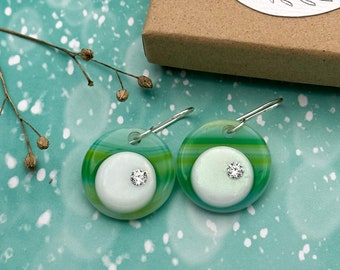 Oorbellen. Donkergroen lichtgroen wit. Synthetische zirkoniumdiamant. Cadeau voor vrouwen en meisjes. Zilver messing glas