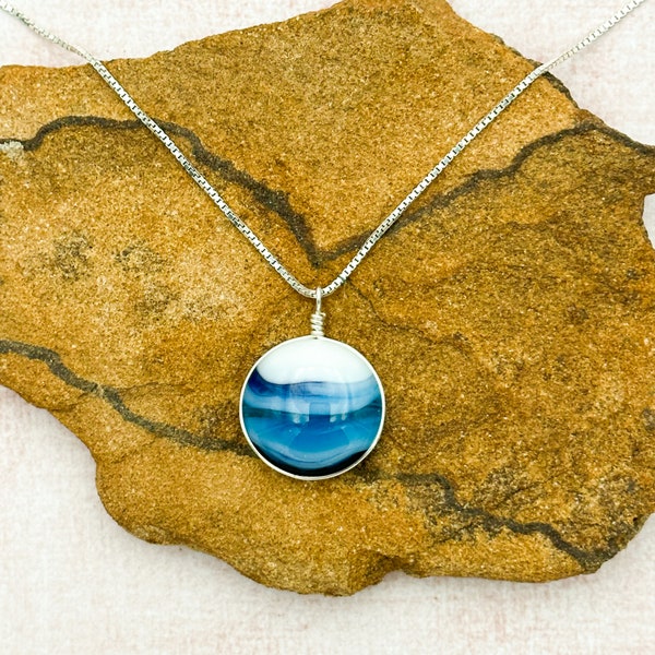 Pendentif en verre bleu océan , digne d'une sirène ce collier vous rappellera votre été !  B3