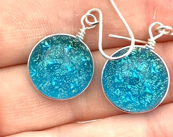 Boucles d&#39;oreilles bleu clair, quelque chose comme du verre de mer aigue-marine, faites à la main avec des techniques de verre de Murano