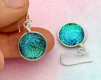 Boucles d&#39;oreilles rondes en verre dichroïque aux couleurs changeantes | Pendentifs verts et bleus de style murano | Enveloppe métallique légère, plaquée argent ou sterling