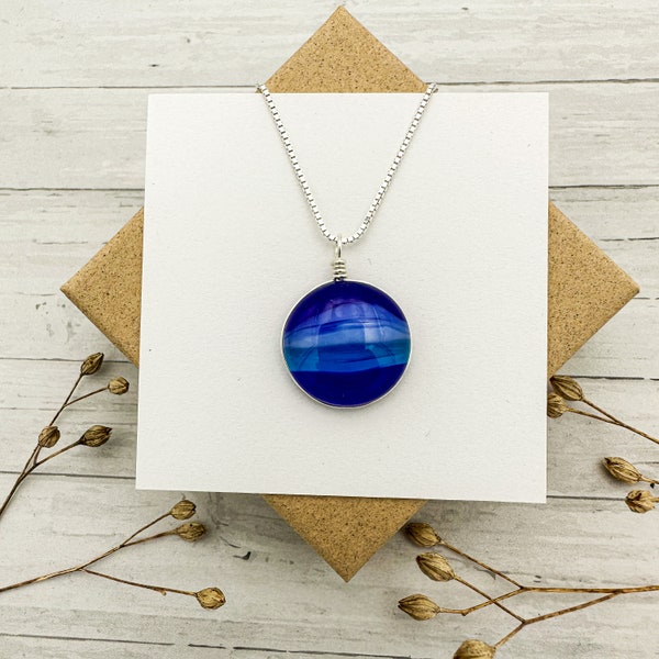 Petit pendentif bleu mer , leger rond fin disque géométrique , argent verre technique Murano, collier femme , cadeau fille S2