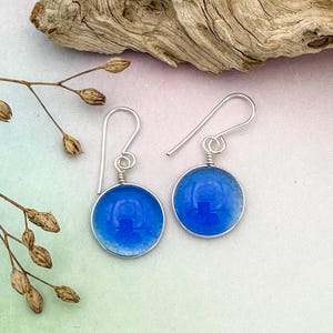 Boucles d&#39;oreilles pendantes bleues minimalistes effet verre de mer