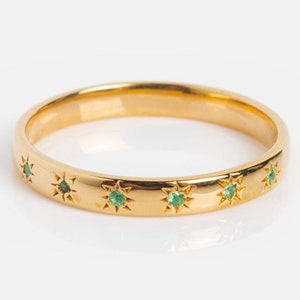 Emerald Star Wedding Band: Vintage Yellow Gold Stacking Ring