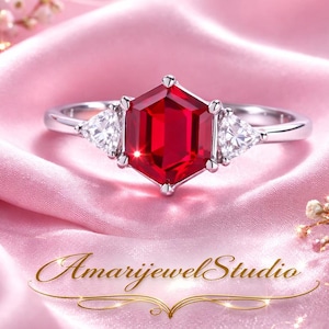 Puede incluir: Una taza de cerámica blanca con un asa negra y el texto "But First, Coffee" en negrita negra. La taza está sobre un fondo borroso. La taza mide aproximadamente 10 cm de altura.