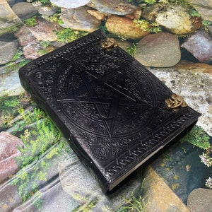 400 seitiges Lederjournal Notizbuch Personalisiertes großes Pentagramm-Journal Pentagramm-Prägetagebuch mit Schloss Leeres Papier-Notizbuch Reisetagebuch