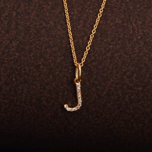 Collar de diamantes delicados / Collar de oro amarillo macizo de 14 quilates / Collar de oro hecho a mano / Joyería con dije de letra J / Regalo sorpresa para esposa