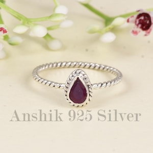 Anillo de rubí natural - Anillo de plata de ley 925 - Anillo de banda retorcida hecho a mano - Anillo de plata minimalista y elegante - Anillo de piedra natal para ella.