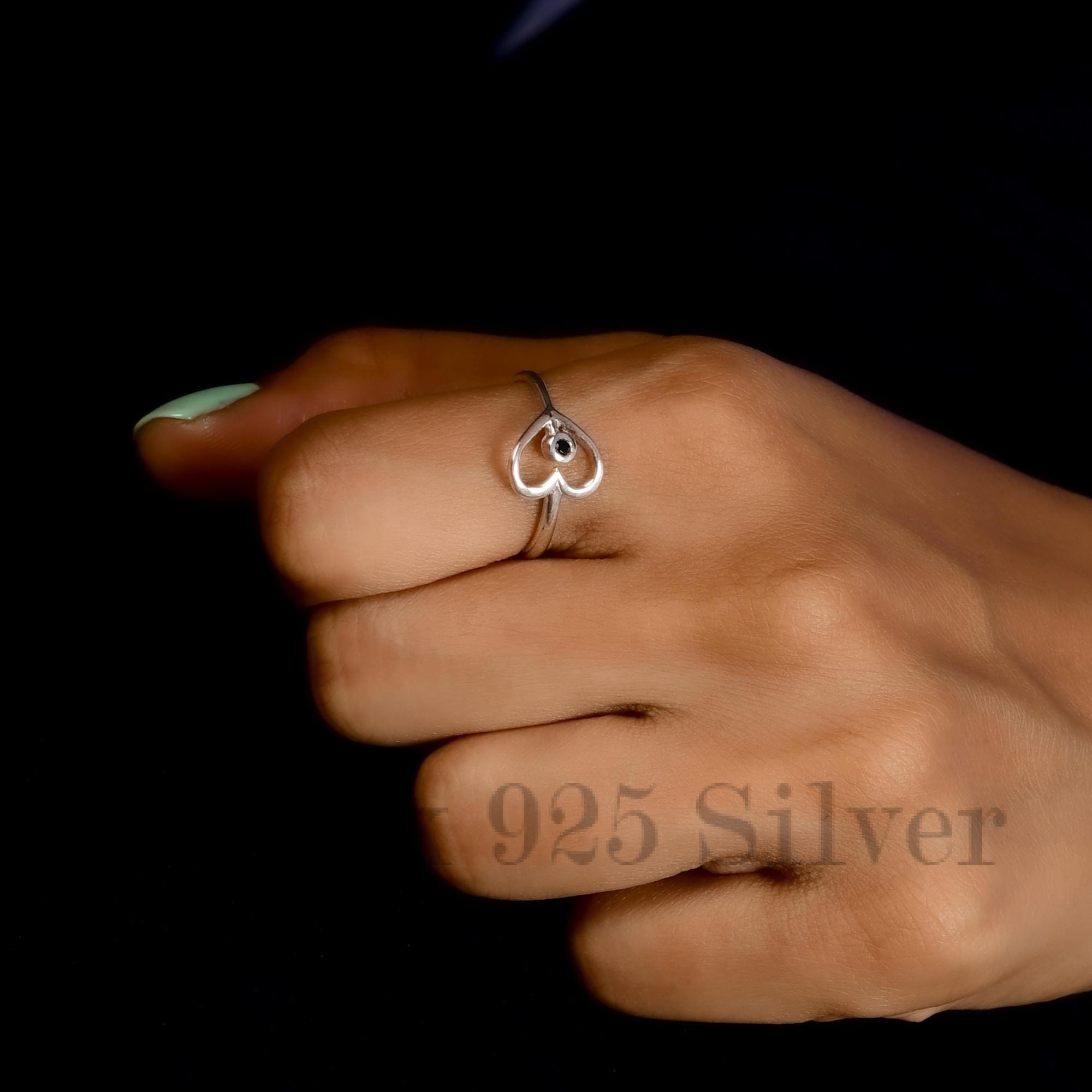 アクセサリー Antidote Buyes Club Engraved Heart Ring Black Spinel Heart Ring - 925 Sterling Silver Ring - Minimalist
